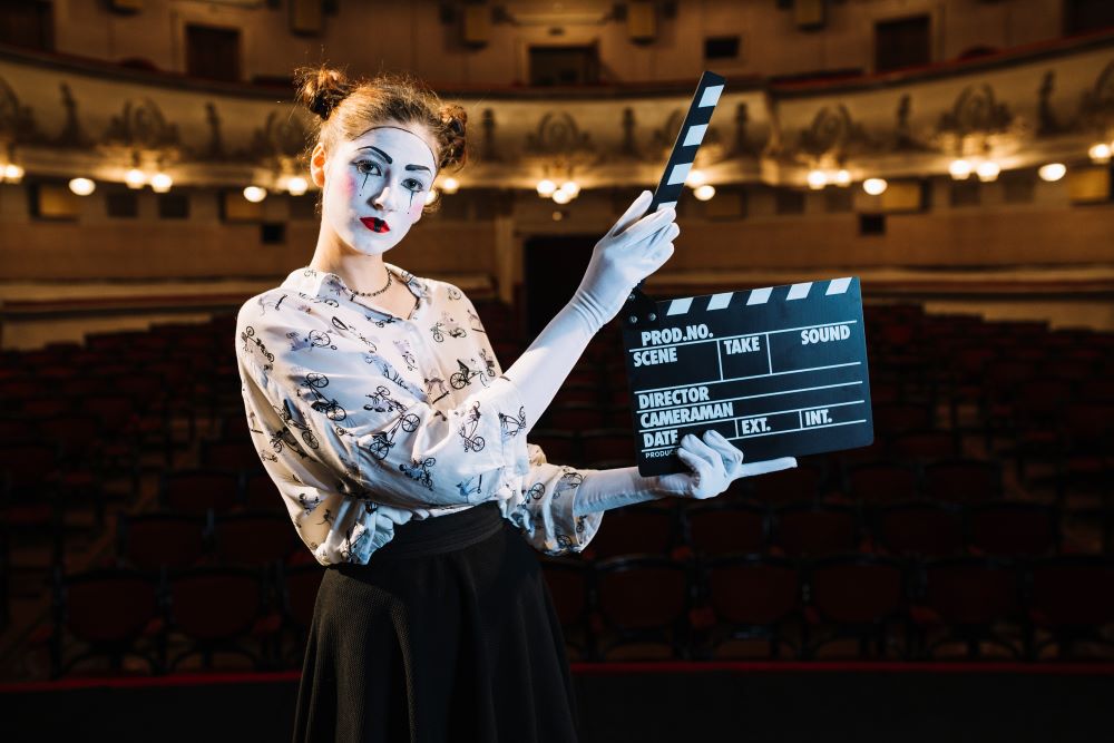 Руководитель театрального коллектива